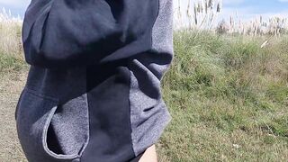 Milf Latina me echa la leche de sus tetas al aire libre