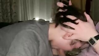 Перед сном милашка радует парня