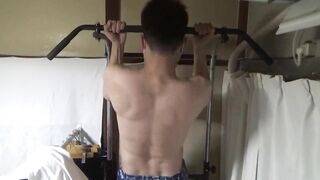 Challenge 6 pull-ups　asian teen boy training 04 筋トレ