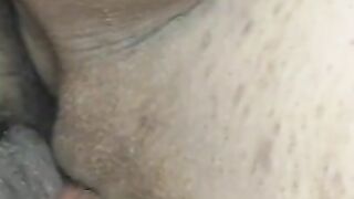 Arregaçando a novinha de quatro - geme muito