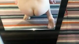 Quick blowjob in front of the mirror