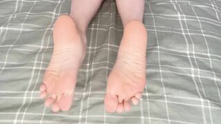I want you to cum at my feet. Sexy feet. Hot toes
