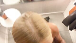 Hot cock sucking i offentligheden i omklædningsrummet