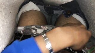 Me la jalo rico mientras todos