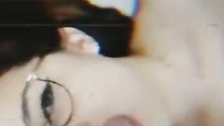 Puta con anteojos le chupa la polla a su vecino mientras su marido no está ????