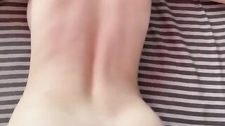 Шлифую писечку своей девочки и кончаю на неё