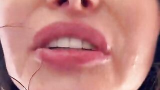 Anna rêve d'avoir deux grosses bites à sucer rien que pour elle et se faire couvrir de sperm