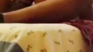 47 yasindaki evli hatunu kocasi sikemiyormus. Genc sikicisi onu bagirtarak sikiyor.47 years old cuckold horny woman.