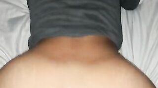 Morenita mojada de perrito