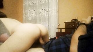 Блондинка ублажает член.