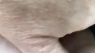 Notgeile Milf macht es sich auf dem ALDI Parkplatz