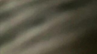 Fudendo a namorada na cozinha - ela adora ler comentário