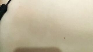 Fudendo a namorada na cozinha - ela adora ler comentário