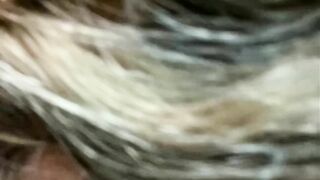 Fudendo a namorada na cozinha - ela adora ler comentário