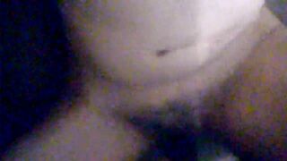 Esposa aguentando tudo na bucetinha apertada, nao aguentei e acabei gozando dentro dela!