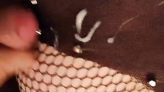 шлюху ебут на вписке прям на полу