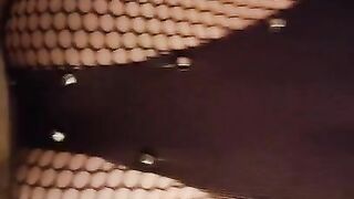 шлюху ебут на вписке прям на полу