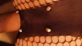 шлюху ебут на вписке прям на полу