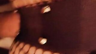 шлюху ебут на вписке прям на полу