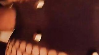 шлюху ебут на вписке прям на полу