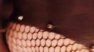 шлюху ебут на вписке прям на полу