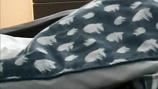 Prins facand laba in patul mamei