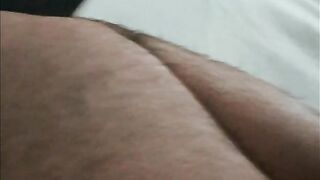 Prins facand laba in patul mamei