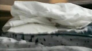 Prins facand laba in patul mamei