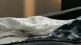 Prins facand laba in patul mamei