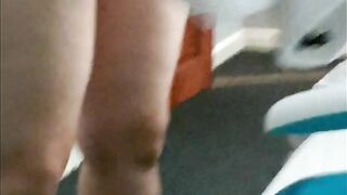 Prins facand laba in patul mamei