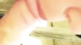 Милая девушка сосёт член!