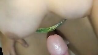 MEU MARIDO HIDRATANDO MEUS PEITOS COM MUITA PORRA QUENTE!