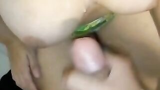 MEU MARIDO HIDRATANDO MEUS PEITOS COM MUITA PORRA QUENTE!