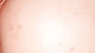 Baby Aly se fute grav intr-o cameră de hotel in Bucuresti