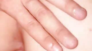 Baby Aly se fute grav intr-o cameră de hotel in Bucuresti