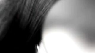 Lo succhia nel bagno di amici e si fa venire in bocca (dialoghi italiani)