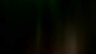 Lo succhia nel bagno di amici e si fa venire in bocca (dialoghi italiani)