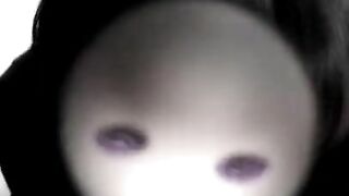 Lo succhia nel bagno di amici e si fa venire in bocca (dialoghi italiani)