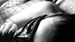 Milf succhia il cazzo con tacchi a spillo e calze a rete