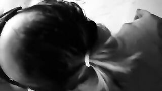 Milf succhia il cazzo con tacchi a spillo e calze a rete