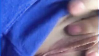 Soy una mujer ardiente, ando cachonda en el supermercado y pase al vestidor a tocarme