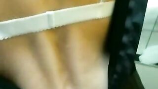 Школьница в сексуальном белье примеряет наряды перед 1 сентября. примерочной