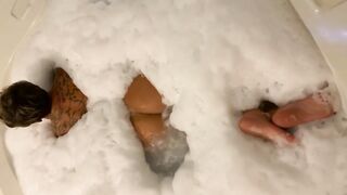 Enquanto eu chupava um o outro me comeu de quatro. Mais vídeos completos no Onlyfans