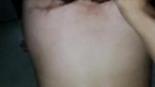 Mueve el culo después de soltarle toda la leche