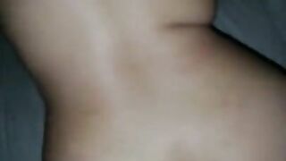 Mueve el culo después de soltarle toda la leche