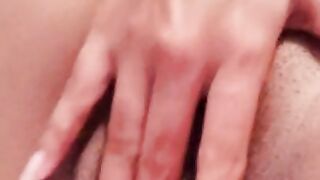 A mí padrastro le gustan las vaginas peludas asi que le mandé un vídeo pensando en el