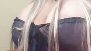 Watch this sexy lady Susi in blu underwear showing pussy rubbing muffinpussy