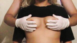 Mi doctor de casa examinando e tocando mis pechos