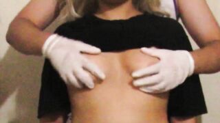 Mi doctor de casa examinando e tocando mis pechos