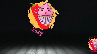 Alla milf tettona le scopano l'ascella